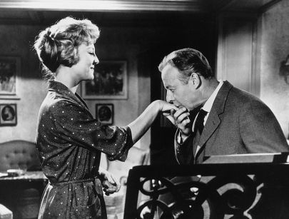 Ein Mann geht durch die Wand