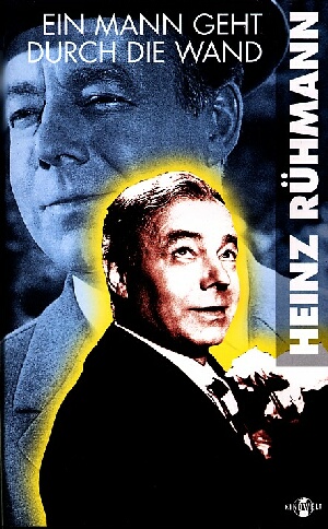 Ein Mann geht durch die Wand