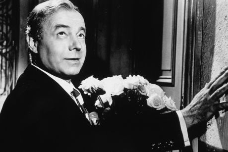 Ein Mann geht durch die Wand