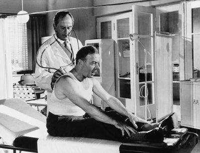 Ein Mann geht durch die Wand